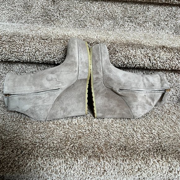 Gucci Women's Nude Suede 'GG' Logo Wedge Ankle Zip-Up Booties. - Picture 13 of 16